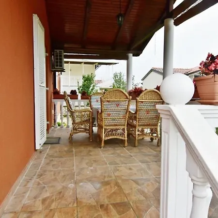 Komfortable In Valica Mit Grossem Garten Apartamento