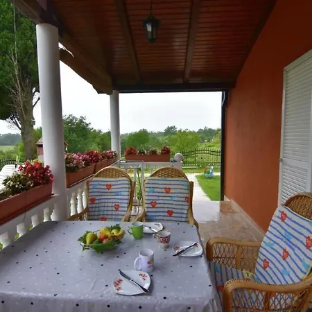 Komfortable In Valica Mit Grossem Garten *