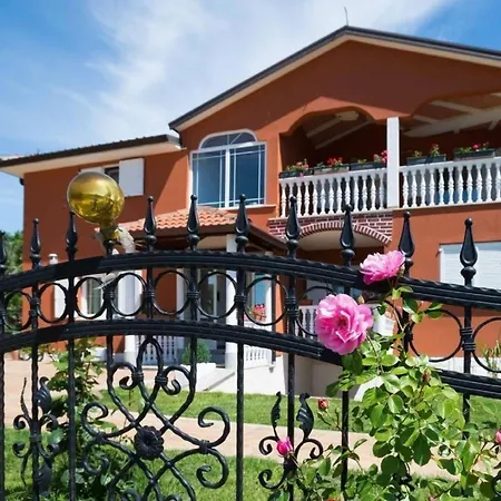 Komfortable In Valica Mit Grossem Garten Umag